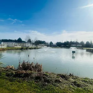 Lakeside Escape With Hot Tub Lodge